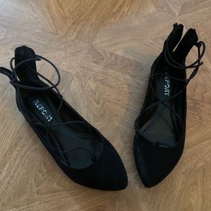 Report ‘lace’ up flats